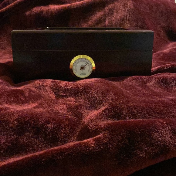 Humidor (Mahogany) dimensions are
10 31/100"W X8 3/4"D X4 31/100"H - Picture 3 of 4